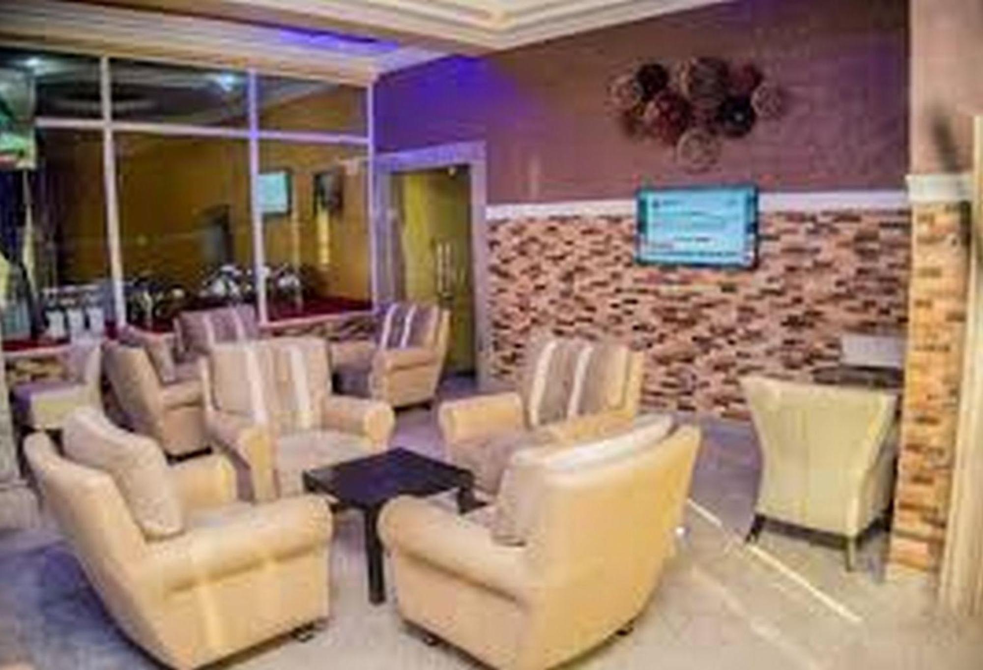 Room In Lodge - Hampton Towers Spa Асаба Екстериор снимка