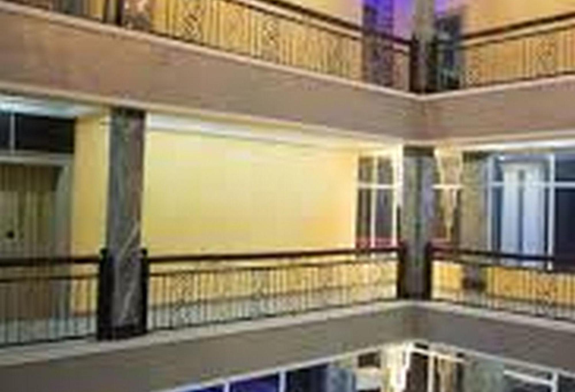 Room In Lodge - Hampton Towers Spa Асаба Екстериор снимка