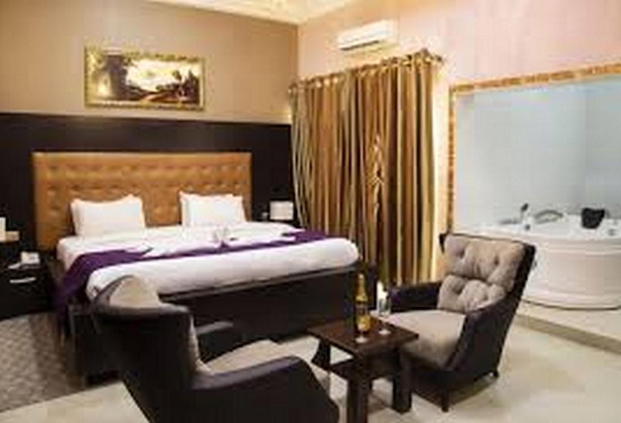 Room In Lodge - Hampton Towers Spa Асаба Екстериор снимка