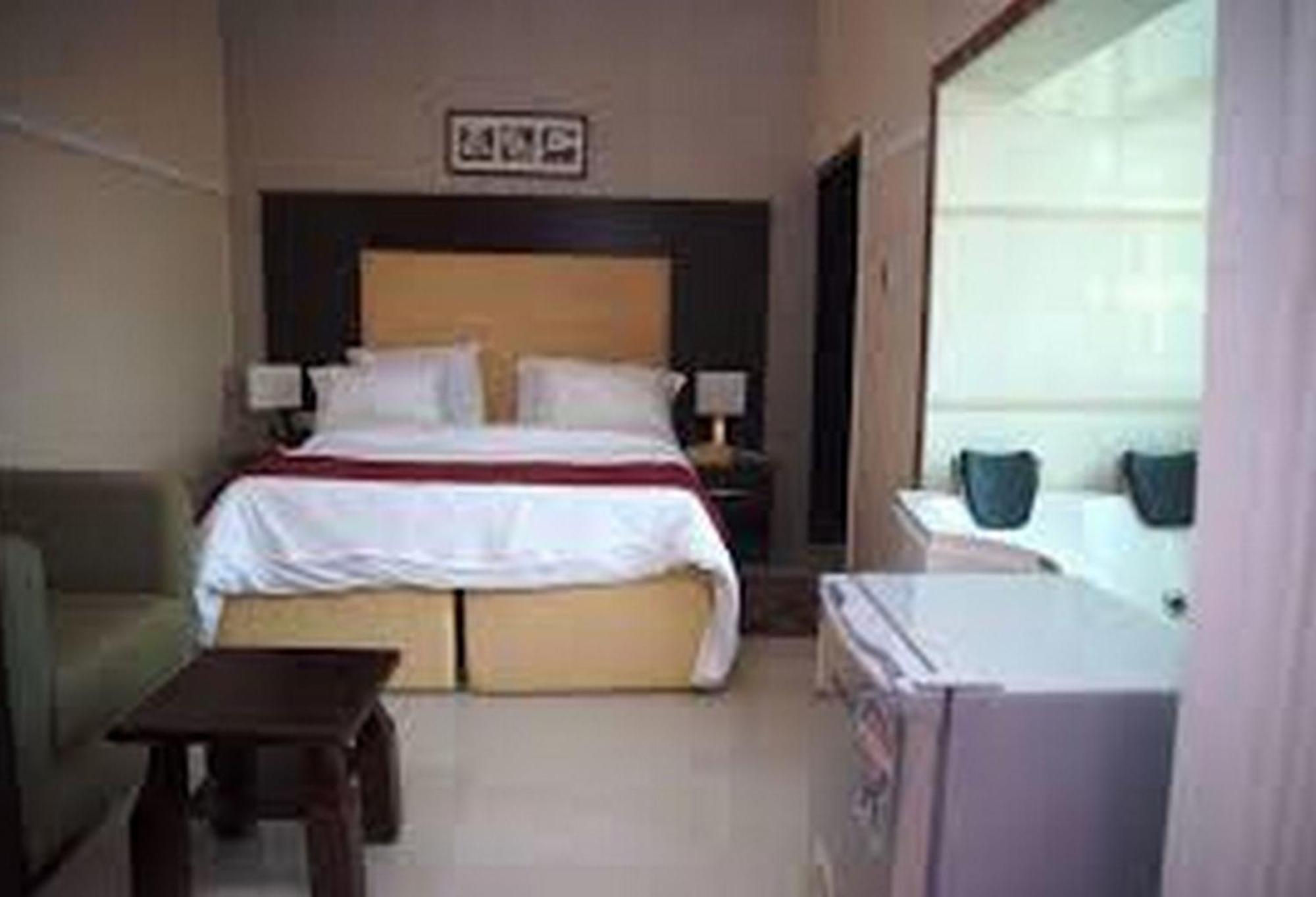 Room In Lodge - Hampton Towers Spa Асаба Екстериор снимка