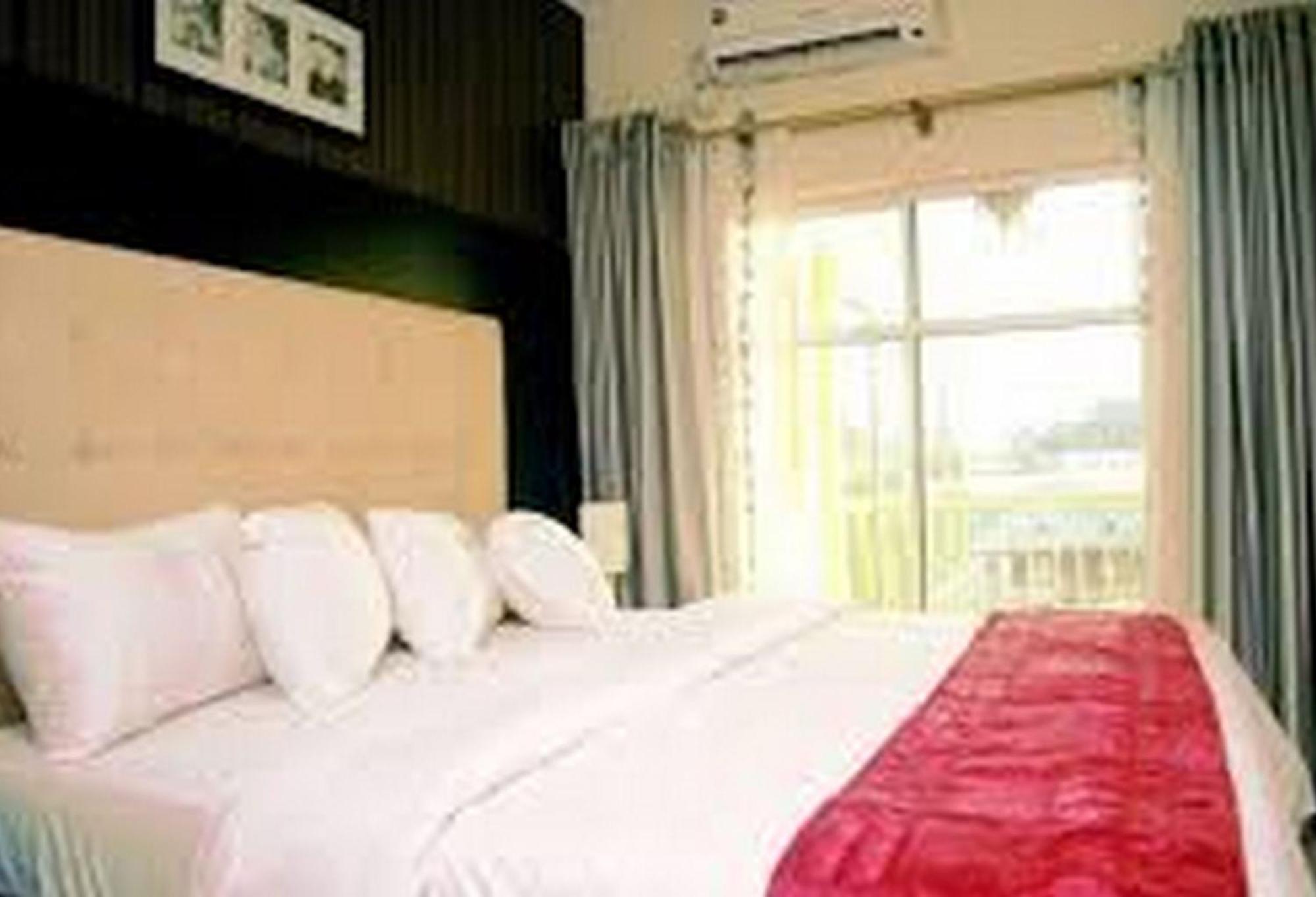 Room In Lodge - Hampton Towers Spa Асаба Екстериор снимка