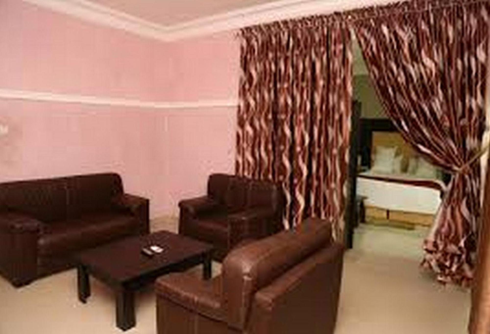 Room In Lodge - Hampton Towers Spa Асаба Екстериор снимка
