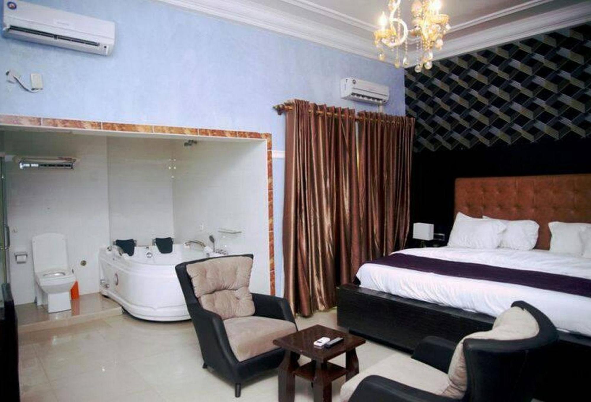 Room In Lodge - Hampton Towers Spa Асаба Екстериор снимка