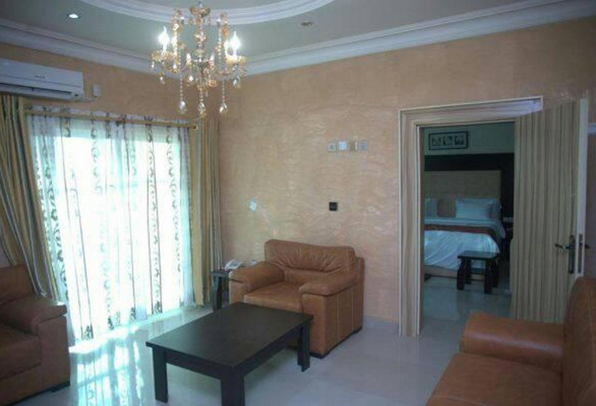 Room In Lodge - Hampton Towers Spa Асаба Екстериор снимка